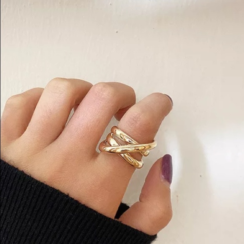 🧡 Minimalist Twisted gold ring - Picture 3 of 6